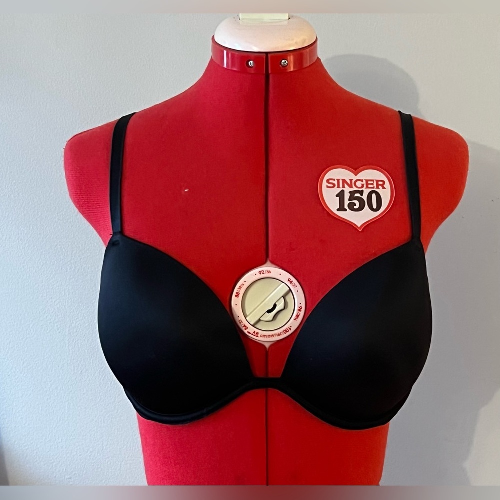 Victoria’s Secret Bra (34D)